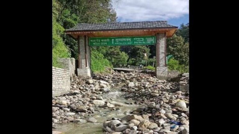 मनाली में बारिश से तबाही" पानी की निकासी ना होने के चलते मनाली के प्रवेशद्वार की सड़क, वोल्‍वो बस स्‍टैंड में भरा मलबा