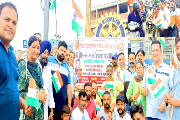 बीबीएन जर्नलिस्ट एसोसिएशन ने तिरंगे व लड्डू बांटकर मनाया अमृत महोत्सव