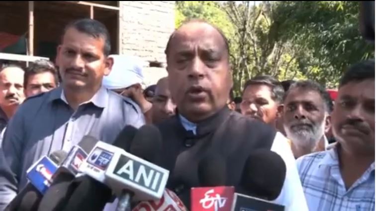 काशन हादसा स्थल पर पहुंचे सीएम जयराम, प्रभावितों को दिए 28 लाख रुपये के चेक