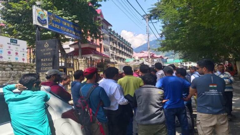 मनाली: जेई को जूतों की माला पहनाने के मामले में FIR दर्ज होने से थाने में गिरफ्तारी देने पहुंचा पूरा गांव