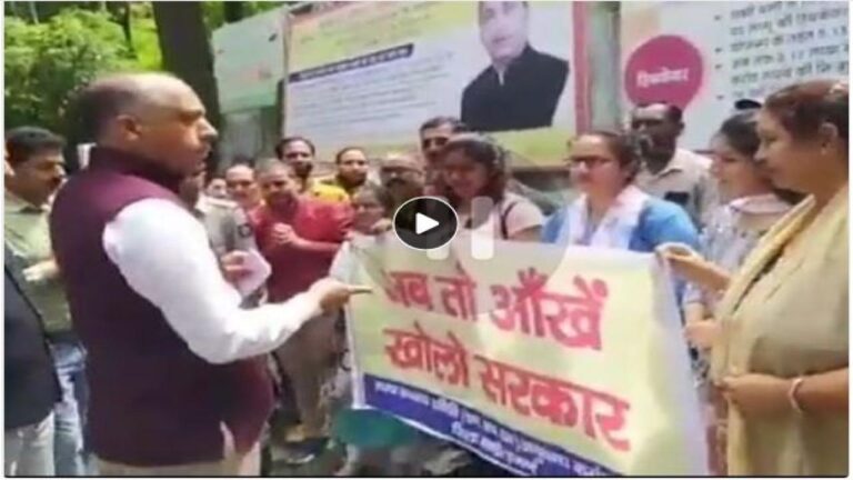 NHM कर्मचारियों का बैनर देख भड़के मुख्यमंत्री जयराम ठाकुर