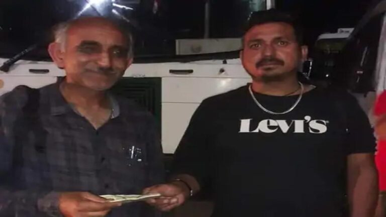 शिमला: निजी बस कंडक्टर ने यात्री के बस में गिरे 10 हजार रुपए लौटा कर पेश की ईमानदारी की मिसाल
