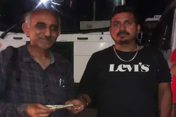 शिमला: निजी बस कंडक्टर ने यात्री के बस में गिरे 10 हजार रुपए लौटा कर पेश की ईमानदारी की मिसाल
