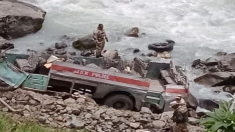ब्रेकिंग! जम्मू-कश्मीर के पहलगाम में बड़ा हादसा: ITBP की बस नदी में गिरी, 6 जवानों की मौत, कई घायल