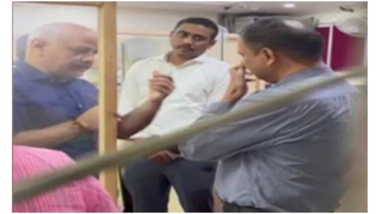 सीबीआई ने खंगाले दिल्ली के डिप्टी सीएम मनीष सिसोदिया के बैंक लॉकर, मौके पर रहे मौजूद
