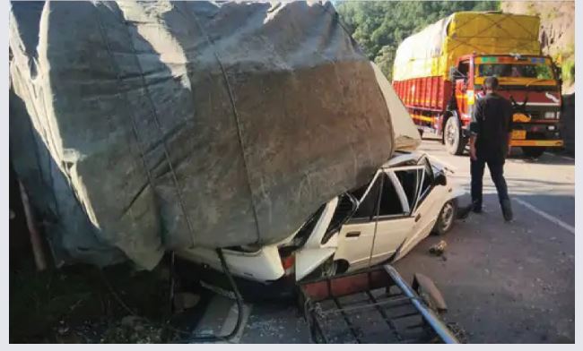 सोलन में ट्रक ने 4 गाड़ियों को मारी टक्कर, 3 लोग घायल