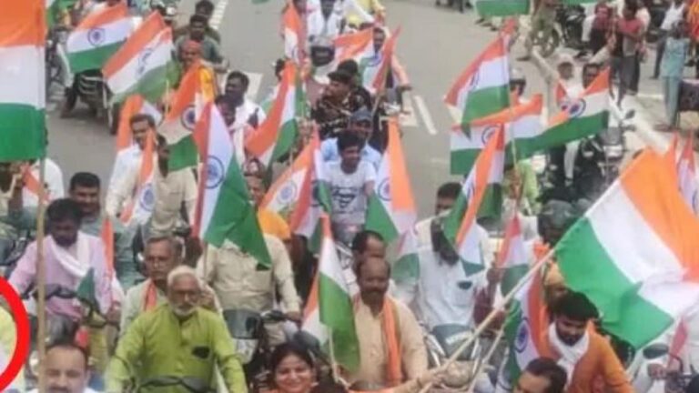 नियम-कानून को ताक पर रख कैसे बढेगा तिरंगे का मान, तिरंगा यात्रा में यातायात नियमों की धज्जियां ये लोग