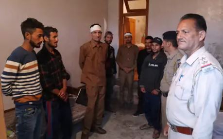 आरोप है कि परिचालक की टिकट मशीन तोड़कर कैश का बैग भी छीन लिया। इसके बाद दोनों को कमरे में बंद कर वे वहां से भाग गए। हालांकि पुलिस ने रविवार को आरोपितों को गिरफ्तार कर लिया है। मामले की पुष्टि एसडीपीओ रामपुर चंद्रशेखर कायथ ने की है।