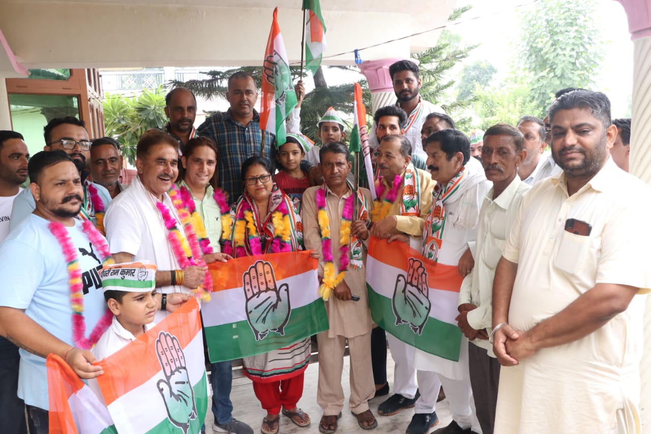 पूर्व BDC गुरुमाजरा और दून भाजपा महिला मोर्चा सदस्य माया रानी अपने समर्थकों सहित कांग्रेस में शामिल