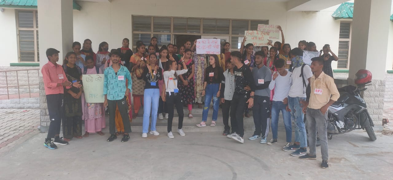 सरकार ने वाहवाही लूटने के लिए बिना शौचालय,पानी तथा लाइट वाली नई बिल्डिंग में कॉलेज किया था शिफ्ट