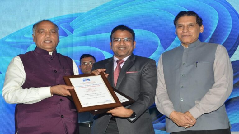 मुख्यमंत्री ने जिला सुशासन सूचकांक-2021 में अव्वल जिलों के उपायुक्तों को किया पुरस्कृत