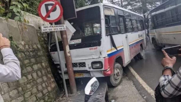छोटा शिमला में बस की हुई ब्रेक फेल, 2 गाड़ियों को टक्कर मारते हुए एक खंभे टकराई, 2 यात्री घायल
