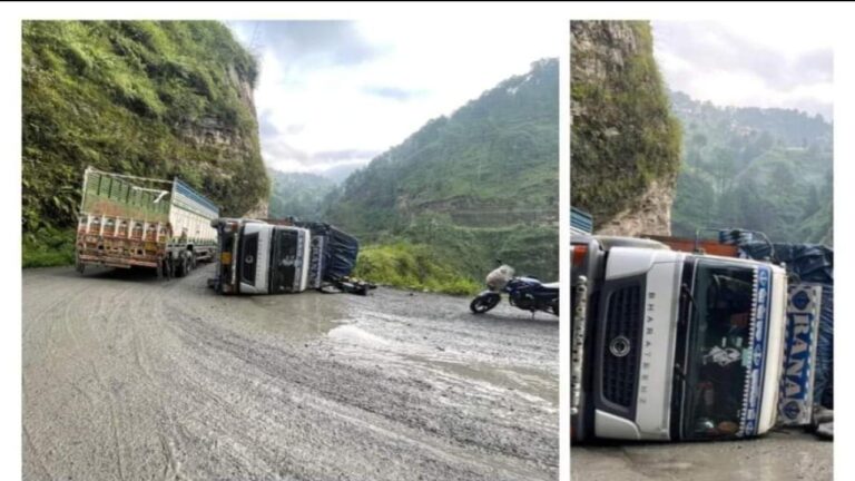 मैहली बाईपास पर पलटा सेब से लदा ट्राला, मोड़ काटते वक्त दुर्घटनाग्रस्त हुआ ट्राला