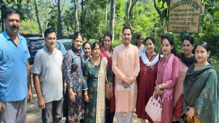 पिछले 25 वर्षों से रोजगार के इंतजार में बेरोजगार स्वास्थ्य कर्मी, CM क़ो ज्ञापन भेज कर लगाई रोजगार की गुहार