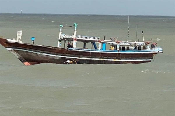 गुजरात में भारतीय जल क्षेत्र में पाकिस्तानी नाव से 200 करोड़ रुपये के नशीले पदार्थ जब्त