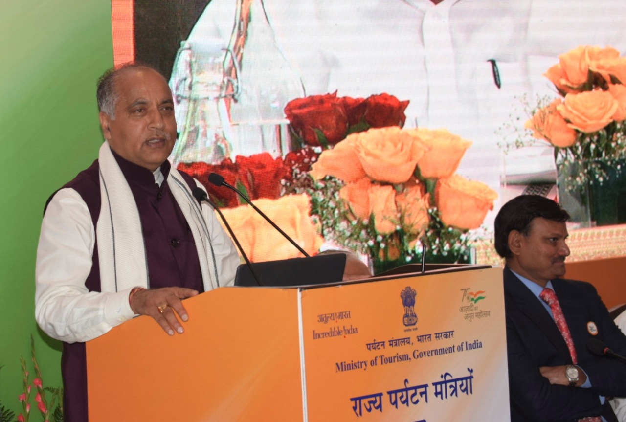 मुख्यमंत्री जय राम ठाकुर ने धर्मशाला में आयोजित किए जा रहे विभिन्न प्रदेशों के पर्यटन मंत्रियों के राष्ट्रीय सम्मेलन के उद्घाटन सत्र को संबोधित करते हुए कहा कि हिमाचल प्रदेश सरकार ने पर्यटन को बढ़ावा देने के लिए प्राकृतिक, धार्मिक, साहसिक गतिविधियां, सप्ताहांत, ग्रामीण और जनजातीय पर्यटन सहित छह मुख्य विषयों की पहचान की है। उन्होंने कहा कि हिमाचल प्रदेश में पर्यटन की अपार संभावनाएं हैं और अब सरकार ने अनछुए स्थलों को तलाशने के लिए नई पहल की है। उन्होंने कहा कि प्रदेश सरकार की ‘नई राहें, नई मंजिलें’ योजना राज्य के कई सुंदर एवं अनछुए स्थलों को पर्यटन मानचित्र पर लाने में बहुत बड़ी भूमिका अदा करेगी। मुख्यमंत्री ने कहा कि जंजैहली में ईको टूरिज्म, चांशल घाटी में स्कीइंग और बीड बिलिंग क्षेत्र में पैराग्लाइडिंग दुनिया भर के प्रकृति एवं साहसिक खेल प्रेमियों को आकर्षित करेगा। उन्होंने कहा कि प्रदेश की जलविद्युत परियोजनाओं के जलाशयों में जल क्रीड़ा गतिविधियों को बढ़ावा देने पर भी जोर दिया जा रहा है। पूर्व प्रधानमंत्री अटल बिहारी वाजपेयी और प्रधानमंत्री नरेंद्र मोदी का आभार व्यक्त करते हुए मुख्यमंत्री ने कहा कि उनके प्रयासों से निर्मित अटल टनल रोहतांग जहां सामरिक दृष्टि से महत्वपूर्ण है, वहीं यह टनल हिमाचल आने वाले पर्यटकों के लिए भी एक प्रमुख आकर्षण साबित हुई है। इस सुरंग ने लाहौल और पांगी घाटियों में पर्यटन की नई संभावनाएं पैदा की हैं। मुख्यमंत्री ने कहा कि राज्य सरकार ने मंडी जिले में एक वृहद धार्मिक पर्यटन परियोजना ‘शिव धाम’ शुरू की है, जिसे जल्द ही पूरा कर लिया जाएगा। मुख्यमंत्री ने कहा कि अनछुए पर्यटन गंतव्यों को प्रोत्साहन प्रदान करने की दिशा में बेहतर सड़क सुविधा एक चुनौती रहती है। अनछुए पर्यटन गंतव्यों को प्रोत्साहन करने की दिशा में राज्य में सम्पर्क सड़कों का जाल बिछाया जा रहा है और राष्ट्रीय राजमार्गों को विस्तार प्रदान किया जा रहा है। उन्होंने कहा कि प्रदेश में हवाई सुविधा को बेहतर बनाने के प्रयास किए जा रहे हैं और इस दिशा में जिला मंडी में नया एयरपोर्ट निर्मित करने की प्रक्रिया प्रगति पर है। उन्होंने कहा कि प्रसिद्ध पर्यटक स्थलों में पर्यटकों की आमद बहुत अधिक रहती है। प्रदेश सरकार की नई राहंे नई मंजिलें और होम स्टे जैसी योजनाओं ने राज्य के अनछुए और अन्य पर्यटक स्थलों को प्रोत्साहन प्रदान करने मेें महत्वपूर्ण भूमिका निभाई है। उन्होंने कहा कि प्रदेश में अब तक 3539 होम स्टे पंजीकृत किए गए हैं और होम स्टे संचालकों से बिजली की खपत पर घरेलू शुल्क लिया जा रहा है। इससे पहले मुख्यमंत्री ने दीप प्रज्ज्वलित कर सम्मेलन का शुभारंभ किया। उन्होंने इस आयोजन में भाग लेने वाले राज्य के पर्यटन मंत्रियों को हिमाचली परंपरा अनुसार सम्मानित किया। सत्र के दौरान हिमाचल प्रदेश के पर्यटन परिदृश्य के विभिन्न पहलुओं को दर्शाती हेवनली हिमाचल नामक एक वृत्तचित्र भी प्रदर्शित किया गया। राज्य पर्यटन विभाग द्वारा निर्मित इस वृत्त चित्र को प्रतिनिधियों द्वारा सराहा गया। इस अवसर पर केंद्रीय रक्षा और पर्यटन राज्य मंत्री अजय भट्ट ने उद्घाटन सत्र में भाग लेने के लिए मुख्यमंत्री जय राम ठाकुर का धन्यवाद किया। केंद्रीय पर्यटन, संस्कृति और पूर्वोत्तर क्षेत्र विकास मंत्री जी. किशन रेड्डी, केंद्रीय पत्तन, पोत परिवहन एवं जलमार्ग और पर्यटन राज्य मंत्री श्रीपद येस्सो नाइक, भारत पर्यटन विकास निगम के अध्यक्ष संबित पात्रा, पर्यटन मंत्रालय के सचिव अरविंद सिंह, नीति आयोग के सदस्य विनोद कुमार पॉल, महानिदेशक पर्यटन मंत्रालय एवं आईटीडीसी लिमिटेड के प्रबंध निदेशक जी. कमला वर्द्धन राव, पर्यटन मंत्रालय के अतिरिक्त सचिव राकेश कुमार वर्मा, राज्य पर्यटन और नागरिक उड्डयन विभाग के प्रधान सचिव देवेश कुमार, निदेशक अमित कश्यप, जिला कांगड़ा के उपायुक्त निपुण जिंदल भी इस अवसर पर उपस्थित थे।