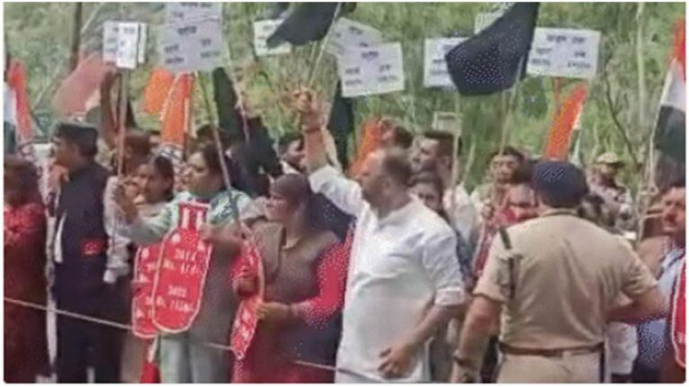 शिमला: केंद्रीय मंत्री स्मृति ईरानी को कांग्रेस ने काले झंडे दिखाकर जताया विरोध,लगे गो बैक के नारे