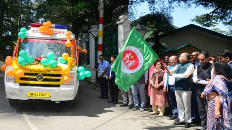 मुख्यमंत्री ने 30 नई एम्बुलेंस को हरी झण्डी दिखाकर किया रवाना