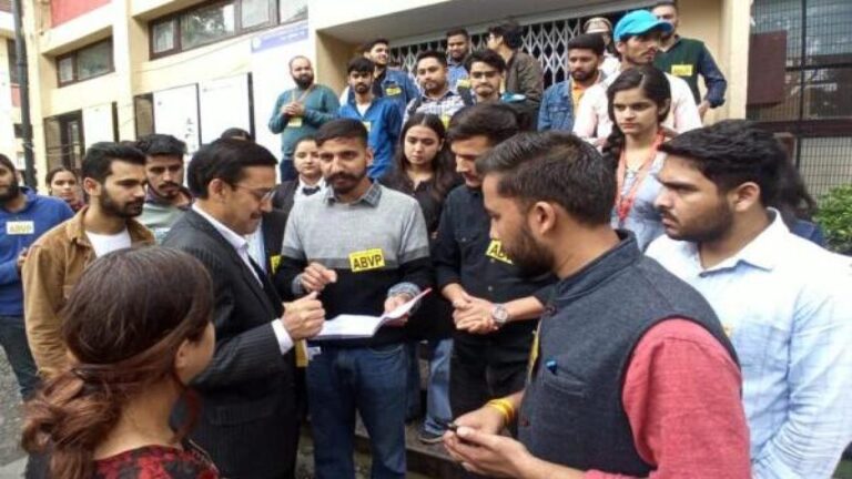 ABVP की मांग: बहाल हो छात्र संघ चुनाव, विवि की ERP प्रणाली में हो सुधार, लंबित पड़ी गैर शिक्षकों की हो भर्ती