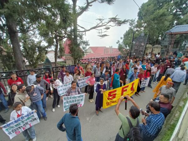 DC ऑफिस शिमला के बाहर धरना प्रदर्शन