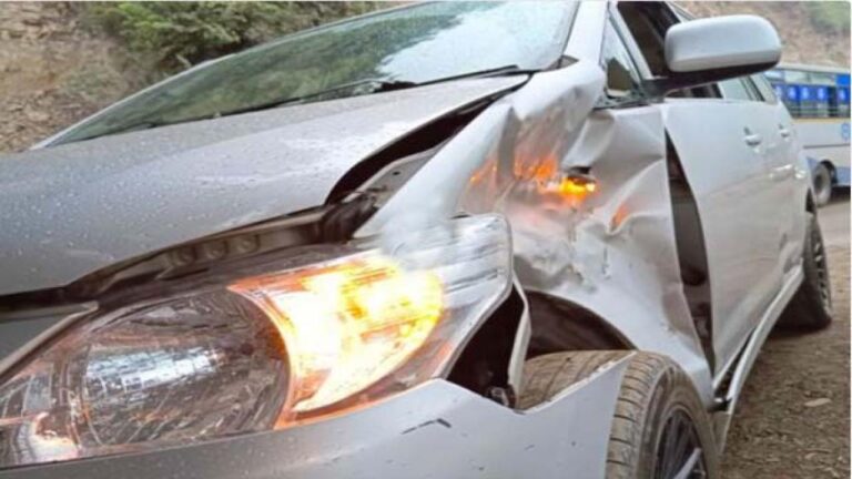 सोलन: सलोगड़ा के पास इनोवा गाड़ी पर पहाड़ी से गिरा पत्थर, बाल-बाल बचा चालक