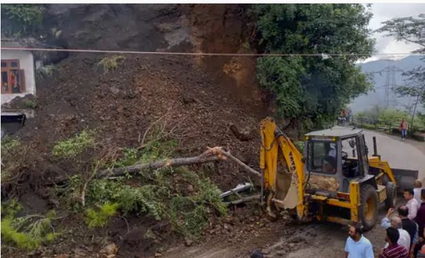 राजगढ़-सोलन मार्ग पर लैंडस्लाइड,2 वाहन मलबे के नीचे दबे