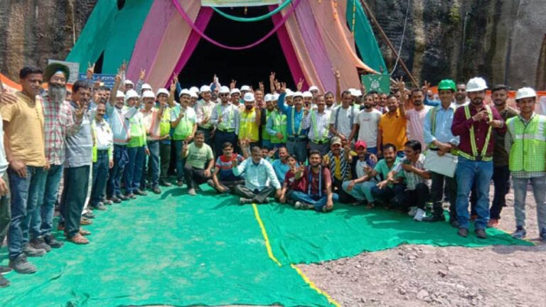 नेरचौक किरतपुर फोरलेन की दूसरी सबसे बड़ी टनल का SDM घुमारवीं ने रिमोट बटन दबाकर किया ब्रेक थ्रू