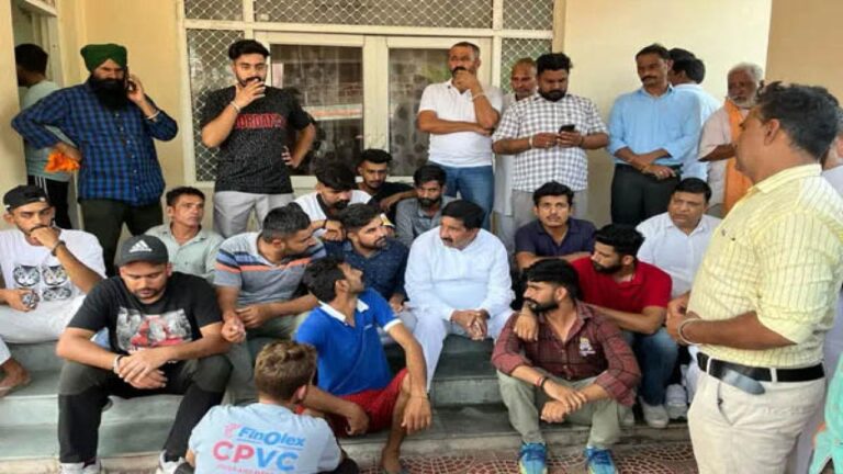 ऊना अस्पताल में शव का पोस्टमार्टम नहीं होने पर भड़के परिजन, अस्पताल के बाहर की नारेबाजी