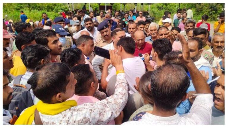 ऊना: छात्रा से छेड़छाड़ के आरोप में गिरफ्तार शिक्षक के पक्ष में सड़क पर उतरे लोग