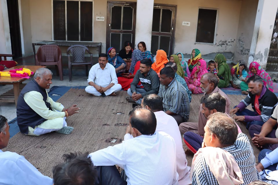 कुर्सी छोड़ दरी पर लोगो के साथ बैठ कर लोगो को सरकार की नीतियों से करवाया अवगत