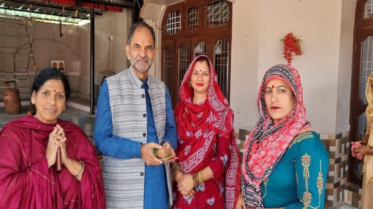 परमार की भावुकता मे बहने लगा फतेहपुर, महिलाओ ने भावुक होकर अडवांस दिया शगुन