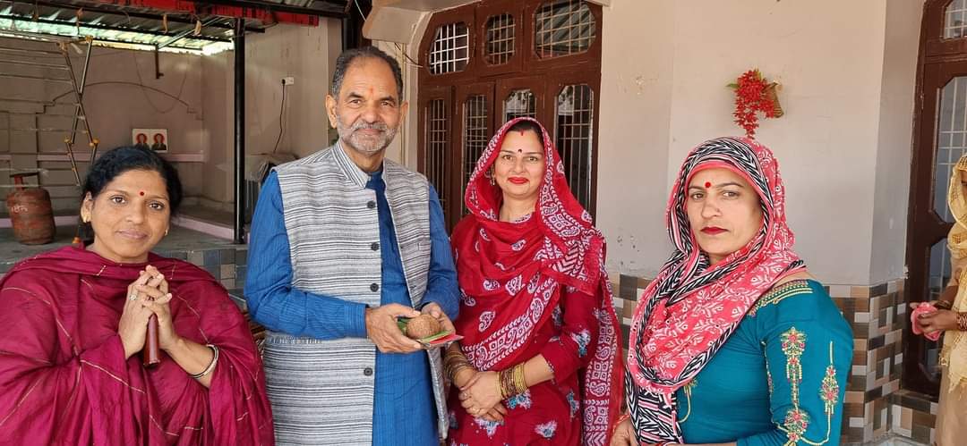 परमार की भावुकता मे बहने लगा फतेहपुर, महिलाओ ने भावुक होकर अडवांस दिया शगुन