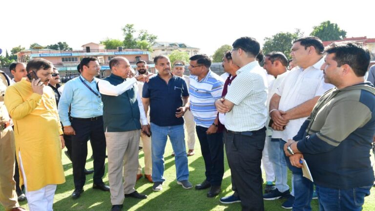 मुख्यमंत्री जय राम ठाकुर ने आज ऊना के इंदिरा गांधी स्टेडियम का दौरा कर 13 अक्तूबर, 2022 को प्रधानमंत्री नरेंद्र मोदी की प्रस्तावित रैली की तैयारियों की समीक्षा की। मुख्यमंत्री ने इस अवसर पर मीडिया से बातचीत करते हुए कहा कि पिछले पांच वर्षों में प्रधानमंत्री नरेंद्र मोदी की यह राज्य का 9वां दौरा है, जो राज्य और यहां के लोगों के प्रति प्रधानमंत्री के विशेष लगाव को दर्शाता है। उन्होंने कहा कि कांग्रेस नेता प्रधानमंत्री के इन दौरों से शायद हैरान-परेशान हैं, क्योंकि वे जानते हैं कि आने वाले विधानसभा चुनाव में कांग्रेस का राज्य से पूरी तरह सफाया हो जाएगा। मुख्यमंत्री ने कहा कि प्रधानमंत्री ऊना प्रवास के दौरान 128 करोड़ रुपये की लागत केे भारतीय सूचना प्रौद्योगिकी संस्थान (आईआईआईटी) का उद्घाटन करेंगे और जिले के हरोली विधानसभा क्षेत्र में स्थापित होने वाले बल्क ड्रग फार्मा पार्क की आधारशिला रखेंगे। उन्होंने कहा कि प्रधानमंत्री ऊना रेलवे स्टेशन से नई रेल सेवा वंदे भारत एक्सप्रेस को भी हरी झंडी दिखाकर रवाना करेंगे। इसके उपरांत मुख्यमंत्री ने ऊना रेलवे स्टेशन का भी दौरा किया। प्रधानमंत्री इस रेलवे स्टेशन से वंदे भारत एक्सप्रेस ट्रेन को हरी झंडी दिखाकर रवाना करेंगे। उन्होंने संबंधित अधिकारियों को आयोजन को सफल बनाने के लिए सभी आवश्यक प्रबंध सुनिश्चित करने के निर्देश दिए। उन्होंने कहा कि प्रधानमंत्री ऊना में जनसभा को संबोधित करने के उपरांत ऐतिहासिक चंबा चौगान में भी एक रैली को संबोधित करेंगे। सांसद एवं प्रदेश भाजपा अध्यक्ष सुरेश कश्यप, ग्रामीण विकास एवं पंचायती राज मंत्री वीरेंद्र कंवर, राज्य वित्त आयोग के अध्यक्ष सतपाल सिंह सत्ती, एसआईडीसी के उपाध्यक्ष प्रो. राम कुमार, मुख्यमंत्री के राजनीतिक सलाहकार त्रिलोक जम्वाल, उपायुक्त ऊना राघव शर्मा, निदेशक सूचना एवं जन सम्पर्क हरबंस सिंह ब्रसकोन, पुलिस अधीक्षक ऊना अर्जित सेन भी इस अवसर पर उपस्थित थे।