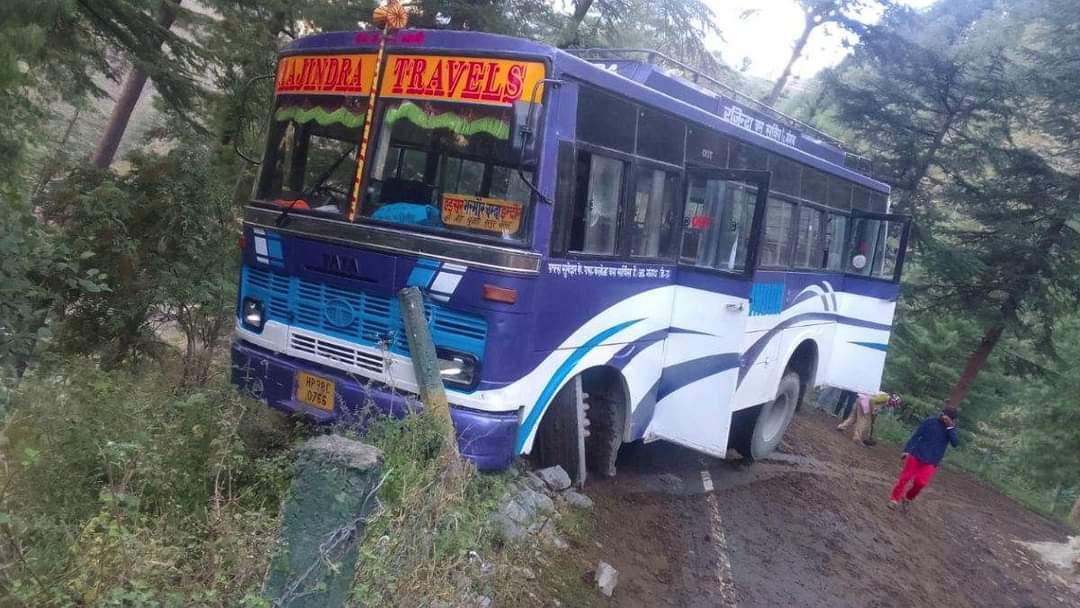 गनीमत यह रही की बस सड़क किनारे लगे बैरिकेड्स के साथ रुक गयी जिससे एक बड़ा हादसा होने से टल गया। बता दे की यदि बस बैरिकेड्स के साथ टकराकर नहीं रूकती तो बस गहरी खाई में जा गिरती। बस के चालक सुखबीर सिंह व परिचालक ने हादसे के बारे में जानकारी देते हुए कहा कि उक्त स्थान पर भारी कीचड़ होने के कारण बस फिसल कर सड़क के किनारे अटक गई। उन्होंने बताया की बस में सवार किसी भी व्यक्ति को कोई भी चोट नहीं आई हैं।