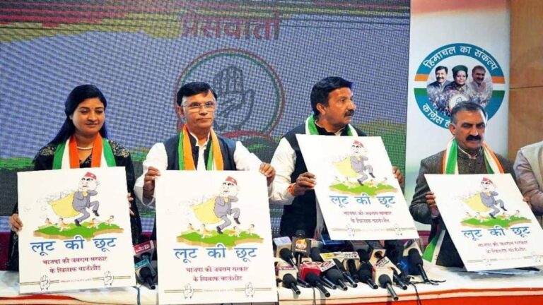 हिमाचल वि धानसभा चुनाव से पहले कांग्रेस जयराम सरकार के खिलाफ चार्जशीट ले आई है। कांग्रेस कार्यालय में पवन खेड़ा, मुकेश अग्निहोत्री और सुखविंद्र सिंह सुक्खू ने ये चार्जशीट जारी की है। पार्टी ने राज्य के मुख्यमंत्री जयराम ठाकुर और उनके कुछ मंत्रियों के खिलाफ चार्जशीट पेश की। कांग्रेस द्वारा पेश की गई चार्जशीट में पार्टी ने दावा किया है कि भाजपा सरकार ने बीते 5 साल में खूब भ्रष्टाचार किया है। पार्टी अब इसे राज्यपाल को सौंपेगी और फिर जनता के बीच भी लेकर जाएगी। इसके अलावा, कांग्रेस की सरकार बनी तो सभी मामलों की जांच कराने के बाद दोषियों के खिलाफ कार्रवाई की जाएगी। राजधानी शिमला में कांग्रेस के चुनाव प्रचार समिति के अध्यक्ष सुखविंद्र सिंह सुक्खू ने बताया कि सीएम ऑफिस ही नहीं बल्कि, उनकी सरकार में मंत्रियों के कार्यालय भी भ्रष्टाचर में शामिल रहे हैं। मुख्यमंत्री जयराम ठाकुर के करीबी मंत्रियों ने तो भ्रष्टाचार की हदें पार कर दी हैं। इसके अलावा, नेता प्रतिपक्ष मुकेश अग्निहोत्री ने दावा किया कि राज्य में पहली बार नौकरियां बेची गई हैं और ऐसे में भविष्य में जयरामg ठाकुर को नौकरियां बेचने वाले मुख्यमंत्री के तौर पर याद किया जाएगा। कांग्रेस ने आरोप लगाया कि नौकरियों के लिए 6 से 8 लाख रुपए तक का लेनदेन हुआ है। खासकर पुलिस कांस्टेबल भर्ती परीक्षा में पेपर लीक मामले में पुलिस हेडक्वॉर्टर से लेकर सचिवालय तक के अधिकारी शामिल रहे, मगर मुख्यमंत्री ने सभी को क्लीनचिट दे दी। पार्टी ने पाइप खरीद में घोटाले का दावा भी किया। साथ ही, रैलियों पर बेहिसाब खर्च का आरोप भी लगाया गया है।