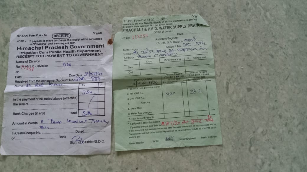 सुभाष कुमार गौतम/घुमारवीं हिमाचल प्रदेश सरकार जल शक्ति विभाग का कारनामा नल लगे नहीं और थमा दिया बिल सरकार के कामों कि खुली पोल हर घर नल की योजना सिर्फ कागजों तक सीमित लोगों से नल लगाने का लिया गया था 100/100 रूपए आजतक नहीं लगे नल अखिल भारतीय कांग्रेस कमेटी के सचिव तथा पूर्व सीपीएस राजेश धर्माणी ने वर्तमान सरकार के दावों की पोल खोलते हुए कहा है कि जल शक्ति विभाग द्वारा लाखों रुपए व्यय करके बड़े-बड़े होर्डिंग लगाकर हर घर को नल देने की बात कही जा रही है लेकिन वास्तविकता इससे परे हैं। पत्रकारों से बात करते हुए उन्होंने कहा कि प्रधानमंत्री भी अपनी रैलियों में जलशक्ति विभाग के कामों के लिए वर्तमान जयराम सरकार को शाबाशी देते थकते नहीं । लेकिन ग्रामीण क्षेत्रों में इसके विपरीत स्थिति देखने को मिल रही है । उन्होंने पत्रकारों को कुछ बिलों की प्रतियां दिखाते हुए कहा कि ऐसे बिल हैं जहां पर नल नहीं लगे हैं लेकिन फिर भी बिल आ रहे हैं। उन्होंने कहा कि जितना पैसा वर्तमान जय सरकार राम सरकार ने जलशक्ति विभाग के होर्डिंग लगाने में व्यय किया है अगर उतना लोगों को नल लगाकर पानी देने के लिए किया होता तो आज हर हर व्यक्ति के घर में नल लगा होता। उन्होंने कहा कि वास्तव में यह सब कुछ झूठ का पुलिंदा है और इसमें करोड़ों रुपयों का घोटाला हुआ है । उन्होंने बताया कि जैसे ही काग्रेस सरकार का गठन होगा इस सारे घोटाले की जांच करवाई जाएगी और इसमें जो भी दोषी पाया जाएगा उन्हें छोड़ा नहीं जाएगा