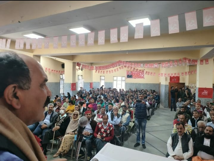 सीपीआई(एम), लोकल कमेटी, कसुम्पटी 15/10/2022 प्रैस विज्ञप्ति 1 सीपीआई(एम) ने कसुम्पटी में फूंका चुनावी बिगुल 2 डॉ. कुलदीप सिंह तंवर के समर्थन में कार्यक्रम सीपीआई(एम), लोकल कमेटी, कसुम्पटी इकाई ने कसुम्पटी विधानसभा क्षेत्र के पार्टी प्रत्याशी डॉ. कुलदीप सिंह तंवर के समर्थन में कार्यक्रम के साथ औपचारिक तौर अपना चुनावी अभियान शुरू किया। कार्यक्रम में कसुम्पटी की 36 ग्राम पंचायतों और मर्ज्ड एरिया के 14 वार्डों से लोगों ने भाग लिया। पार्टी के प्रत्याशी डॉ. कुलदीप सिंह तंवर ने कहा कि कसुम्पटी विधानसभा क्षेत्र में विकास की अपार संभावनाएं हैं। यहां के नौजवानों में प्रतिभा की कमी नहीं है, लेकिन कांग्रेस और भाजपा की अनदेखी के कारण यह क्षेत्र 75 वर्षों तक पिछड़ा रहा। दोनों दलों की सरकारों और जन प्रतिनिधियों ने कभी यहां की शिक्षा, स्वास्थ्य, सड़क और परिवहन को बेहतर बनाने के लिए काम नहीं किया। डॉ. कुलदीप सिंह तंवर ने कहा कि कहा कि झोटों की लड़ाई बंद हुई तो अब कसुम्पटी में कांग्रेस और भाजपा आपस में लड़ कर उसकी कमी पूरी कर रही हैं। दोनों दलों ने कसुम्पटी में विकास पर ध्यान देने के बजाय एक-दूसरे के काम को रोकने की कोशिश की। पूर्व जिला परिषद् सोहन ठाकुर ने कहा कि इस बार ठियोग की तरह कसुम्पटी भी बदलाव के लिए तैयार है और तीसरे विकल्प को ही चुनेगी। सीपीआई (एम) शिमला कमेटी के सचिव और नगर निगम शिमला के पूर्व महापौर संजय ने कहा कि इस बार राकेश सिंघा अकेले विधानसभा में नहीं जायेंगे बल्कि उनके साथ और साथी भी विधानसभा में जाएंगे। डॉ. रीना सिंह ने सभी को ग्रामीण महिला दिवस की बधाई देते हुए अपील की कि जिन पशुओं के लिए महिलाएं जोखिम उठाकर घास -चारा एकत्र करती हैं उन पशुओं को बीमारी होने पर केवल कुलदीप तंवर ही थे जो उनके दुख दर्द m न शामिल हुए इसलिए महिलाओं को ज़रूर उनका साथ देना चाहिए। पार्टी सचिव सत्यवान पुंडीर ने दावा किया कि कसुम्पटी इस बार बदलाव की दिशा में है। कार्यक्रम में शिमला के पूर्व महापौर संजय चौहान, पूर्व जिला परिषद सदस्य सोहन ठाकुर, अनीता, सीपीआई(एम) के अन्य नेता जगमोहन ठाकुर, विजेंद्र मेहरा, जगत राम, डॉ. रीना सिंह, फलामा चौहान, हिमी ठाकुर, सीमा चौहान, केशव दत्त, कपिल शर्मा आदि मौजूद रहे।