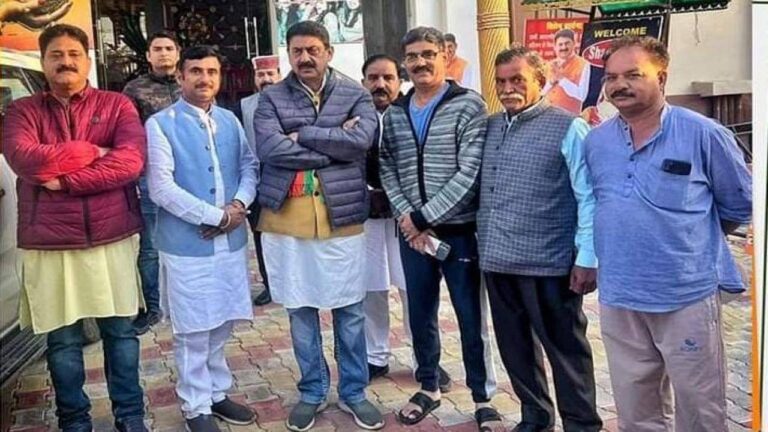 निक्का फतेहपुर पहुंचे, नही‌ मिल रहा खुल कर राकेश पठानियां का साथ