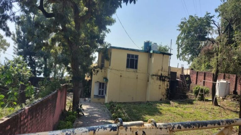 आखिर महिला पुलिस अधिकारी अपने चिन्हित आवास को छोड़कर किसी ओर जगह कब्जा क्यों जमाया है?