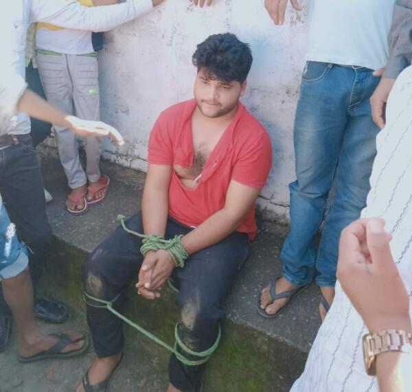 पांवटा साहिब: दिन दहाड़े ATM तोड़कर चोरी कर रहे एक शातिर को लोगों ने दबोचा,अन्य तीन फरार चोर को रस्सी से बांध दिया ताकि भाग ना जाए