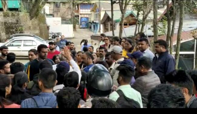 CRI कसौली में ठेकेदार के पास नौकरी के लिए आए बेरोजगारों से पैसों को मांग