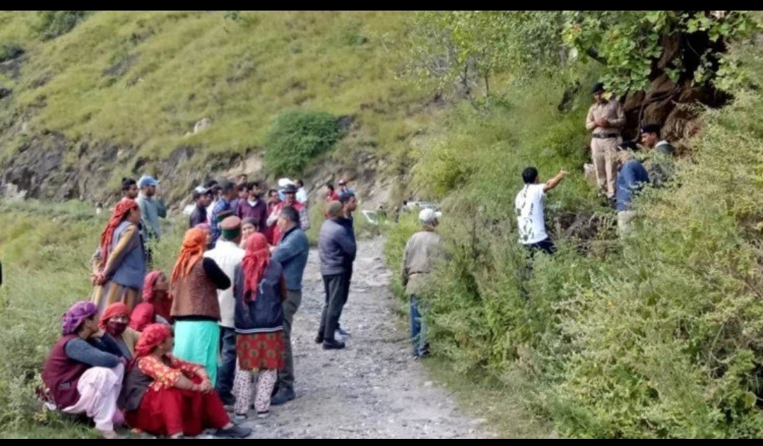 रामपुर कॉलेज की छात्रा की दिन दिहाड़े हत्या कर अज्ञात लोगों ने झाड़ियों में फेंका शव! अभी तक हत्यारों का कोई सुराग नहीं!