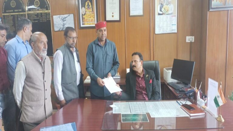 HRTC टैक्सियों व टेम्पो ट्रेवलर के किराया बढ़ोतरी को लेकर शिमला नागरिक सभा ने सौंपा ज्ञापन