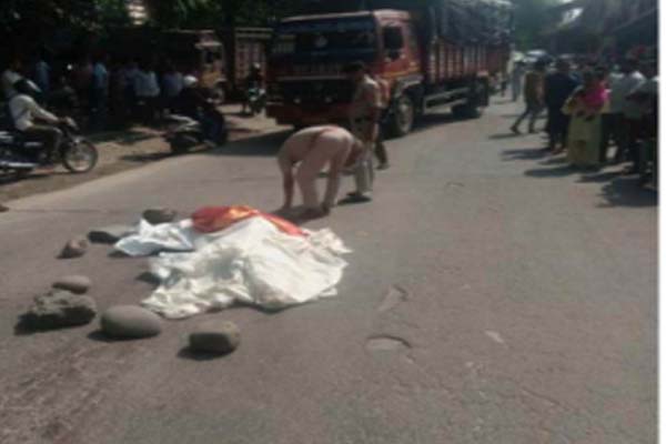 दर्दनाक हादसा: बुजुर्ग को ट्रक ने रौंदा, सिर धड़ से हुआ अलग