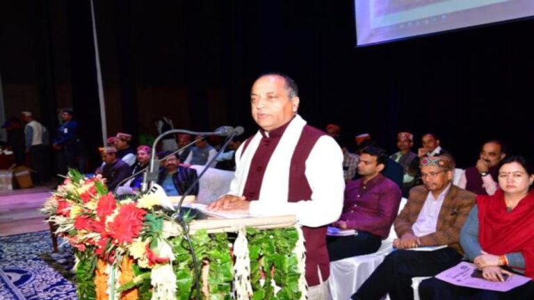 मुख्यमंत्री ने अंतरराष्ट्रीय कुल्लू दशहरा उत्सव के समापन अवसर पर बढ़ाया देवताओं का नजराना