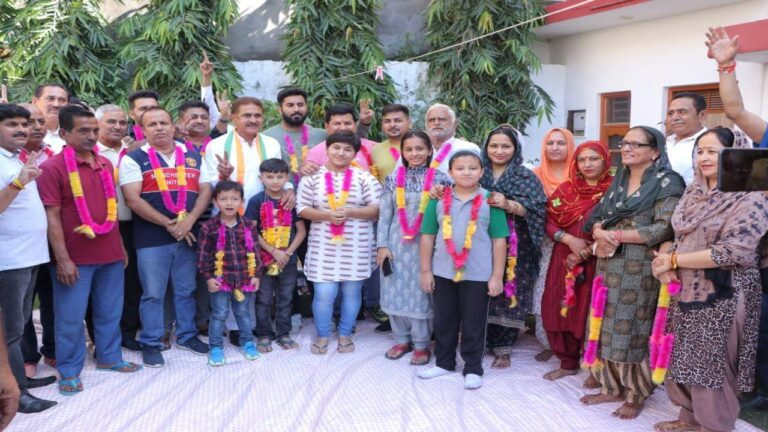 नगर परिषद बद्दी के वार्ड नंबर 1 व 2 के कई परिवार भाजपा को छोड़ कॉग्रेस में शामिल