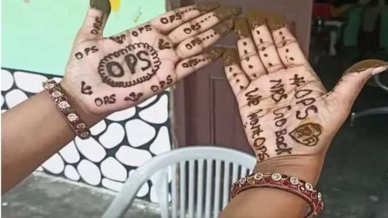 करवाचौथ पर सुहागिनों ने हाथों पर लगाई पुरानी पेंशन के नाम की मेहंदी