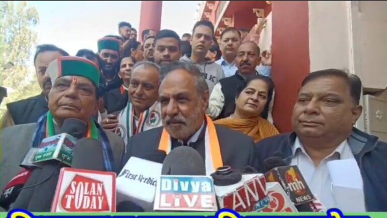 लन पहुंचे पूर्व केंद्रीय मंत्री और कांग्रेस के वरिष्ठ नेता आनंद शर्मा ने आज सोलन पहुंचे। इस दौरान मीडिया से बातचीत में आनंद शर्मा ने कांग्रेस द्वारा महिलाओं को दी जा रही प्रतिमाह 1500 रुपए दिए जाने के सवाल पर जवाब देते हुए कहा कि मुझसे इस बारे में कांग्रेस के नेताओं ने कोई चर्चा नहीं की है ना ही मुझे इस बारे में किसी भी तरह के आंकड़े मालूम है लेकिन कांग्रेस ने जो गारंटी दी है उसे सरकार बनने पर पूरा किया जाएगा। आनंद शर्मा ने कहा कि कांग्रेस ने जो ओपीएस बहाली की बात कही है उसे पूरा किया जाएगा लेकिन प्रधानमंत्री अपना मत स्पष्ट करें कि आखिर वे इस पर बात क्यों नहीं कर पा रहे हैं। उन्होंने कहा कि प्रदेश की हर वर्ग की जनता और प्रदेश का प्रत्येक कर्मचारी इस बार कांग्रेस के साथ है और यही बौखलाहट भाजपा नेताओं में देखने को मिल रही है इसीलिए बार-बार वे हिमाचल आ रहे हैं। आनंद शर्मा ने कहा कि भाजपा के बड़े-बड़े नेता इन दिनों हिमाचल का रुख कर रहे हैं उनके पास जांच एजेंसियों की रिपोर्ट पहुंच चुकी है कि हिमाचल में कांग्रेस की सरकार बनने जा रही है ऐसे में वे अपने सभी बड़े नेताओं को हिमाचल में आकर गली--गली में रैलियां करवा रहे हैं आनंद शर्मा ने कहा कि प्रदेश की जनता कांग्रेस के साथ है और चुनाव में कांग्रेस को ही जनता अपना मत देने वाली है। बता दें कि बुधवार को आनंद शर्मा सोलन में कांग्रेस कार्यकर्ताओं से चुनाव के मद्देनजर बैठक लेने के लिए आए थे,होटल पेरागोंन में इस बैठक का आयोजन किया गया था।