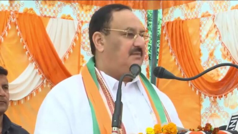 भाजपा के राष्ट्रीय अध्यक्ष जेपी नड्डा हिमाचल दौरे पर हैं। उन्होंने आज बिलासपुर में जनसभा को संबोधित किया। जेपी नड्डा ने जनसभा में कहा कि पीएम मोदी ने 9 महीने के अंदर देश में दो कोरोना के टीके बनवाए और आप सभी लोगों को डबल डोज के साथ बूस्टर डोज भी दिया। मोदी जी ने आप सब की रक्षा की। नड्डा ने कहा कि जिस पार्टी ने आपकी रक्षा की, उसकी रक्षा करना हम सब की जिम्मेदारी है। कभी सोचा था हिमाचल को AIIMS मिलेगा? नड्डा ने अपने संबोधन में कहा कि कभी सोचा गया था कि हिमाचल को एम्स मिलेगा? 24 करोड़ वाले UP को भी AIIMS मिला और 60 लाख वाले हिमाचल को भी AIIMS मिला। ये है डबल इंजन सरकार का फायदा। संबोधन के बाद नड्डा ने ट्वीट कर कहा कि ऋषियों की पावन धरा हिमाचल सदैव विकास से वंचित रही, इसका सांस्कृतिक उत्थान व तेज विकास डबल इंजन की सरकार में संभव हो रहा है। आप सभी भाजपा को समर्थन दें व पुनीत कार्य में सहभागी बनें।