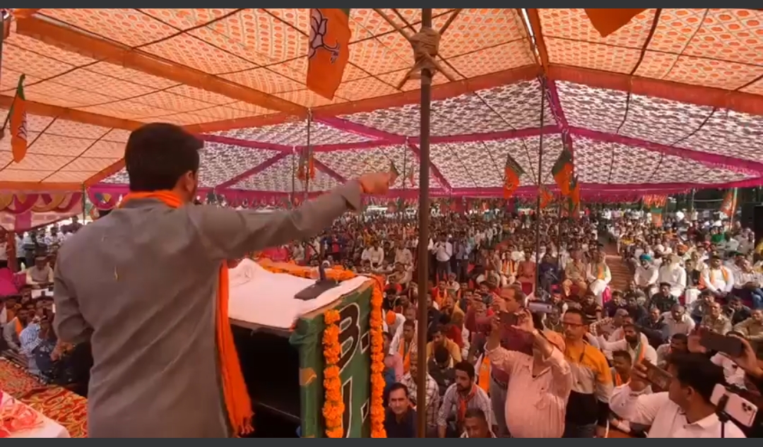 केंद्रीय मंत्री अनुराग ठाकुर पांवटा साहिब पहुंचे जहां उन्होंने ज्वालापुर में चौधरी सुखराम के लिए युवा और वहां मौजूद लोगों में उत्साह और एक नई ऊर्जा भर दी। उन्होंने कहा कि हिमाचल प्रदेश में कांग्रेस सरकार हमेशा विकास में सबसे बड़ा रोड़ा रही है जब जब हम हाइड्रो प्रोजेक्ट आई आई एम मेडिकल कॉलेज और बड़े-बड़े विकास प्रोजेक्ट हिमाचल प्रदेश में लेकर आए तो कई कई वर्षों तक हिमाचल कांग्रेस सरकार ने उन्हें होने नहीं दिया लेकिन आप जब केंद्र सरकार भाजपा की है और हिमाचल में भी भाजपा रही तो इस दौरान हाइड्रो प्रोजेक्ट मेडिकल कॉलेज हो आई आई एम हो या फिर वृद्ध पेंशन योजना सभी योजनाओं को अमलीजामा पहनाया गया सिर्फ इतना ही नहीं हिमाचल प्रदेश सरकार ने जो भी मांगा उन वादों को केंद्र में नरेंद्र मोदी द्वारा पूरा किया गया वह खुद भी पहले ऐसे प्रधानमंत्री हैं जो हिमाचल प्रदेश में कई बार दौरे कर चुके हैं। उन्होंने कहा कि युवाओंसे और पांवटा साहिब की जनता से अनुरोध है कि वह उर्जा से लवरेज सुखराम चौधरी को अपना कीमती वोट दें और प्रदेश सरकार ने उन्हें एक बार फिर मंत्री बनते हुए देखें। वहीं उन्होंने कहा कि हिमाचल प्रदेश में प्रेम कुमार धूमल की जब सरकार थी तो बड़े बड़े हाइड्रो प्रोजेक्ट लगाए गए जिसके कारण हिमाचल प्रदेश ऊर्जा के क्षेत्र में नंबर वन बना और आज अगर आम आदमी को मुफ्त बिजली मिल रही है तो यह उनके द्वारा लगाए गए प्रोजेक्टों का नतीजा है। उन्होंने कहा कि धूमल सरकार में प्रदेश में बेहतरीन विकास व्यवस्था का ढांचा तैयार किया गया जो आज भी हिमाचल प्रदेश में नजर आता है। उन्होंने कहा प्रदेश में चाहे i.i.m. हो या मेडिकल कॉलेज ऐम्स जैसा 14 सो करोड रुपए का प्रोजेक्ट हिमाचल प्रदेश को दिया गया है आने वाले समय में प्रदेश में शिक्षा स्वास्थ्य पानी सड़क इन सभी चीजों को गुणवत्ता के साथ 100% तैयार कर दिया जाएगा। वही इस मौके पर अनुराग ठाकुर ने कहा कि युवाओं का जोश देखने लायक है यह जोश 12 तारीख तक काम नहीं होना चाहिए ताकि ऊर्जा मंत्री को जिता कर एक बार फिर दीपावली मनाई जा सके। इस मौके पर ऊर्जा मंत्री सहित वहां मौजूद सैकड़ों युवा बुजुर्ग महिलाओं और कार्यकर्ताओं में एक नया जोश और संचार अनुराग ठाकुर भरकर अगली सभा के लिए निकल गए।